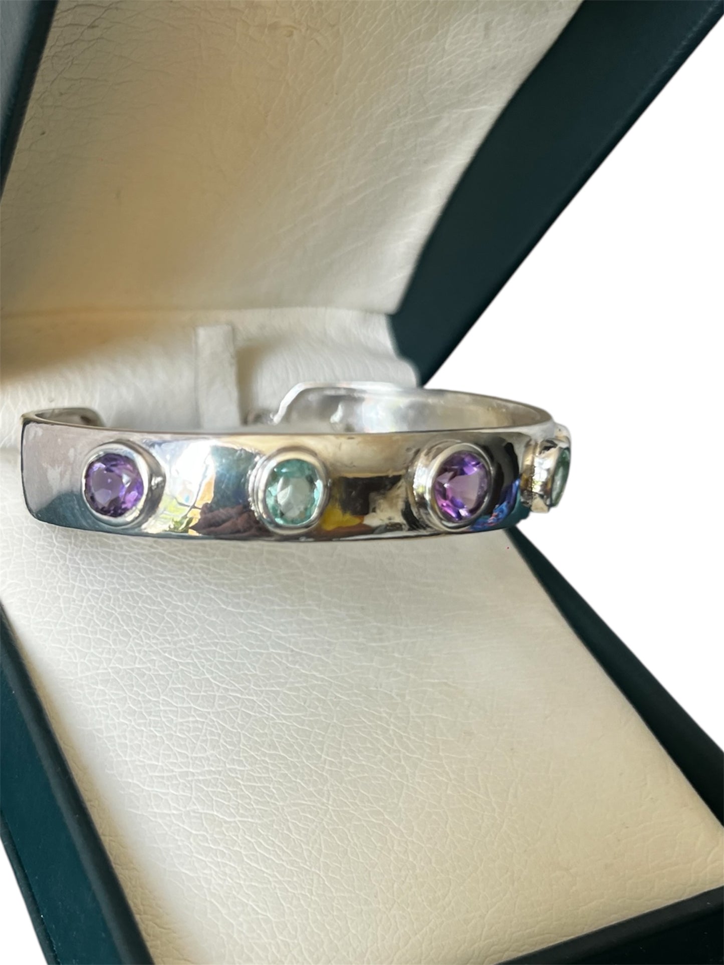 Brazalete en plata con gemas