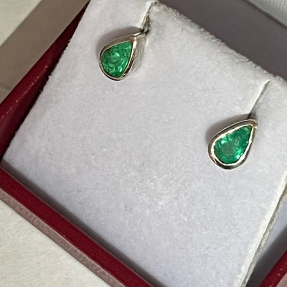 Aretes con Esmeralda Corte Lagrima en Oro de 18k