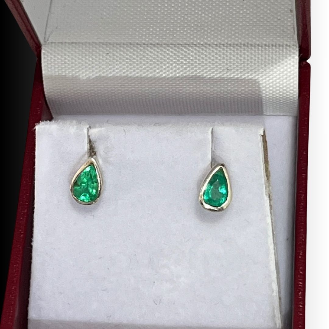 Aretes con Esmeralda Corte Lagrima en Oro de 18k