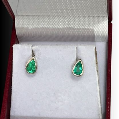 Aretes con Esmeralda Corte Lagrima en Oro de 18k